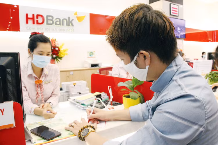 Có thể chấp nhận tăng bội chi ngân sách nhà nước, tăng nợ công để thực hiện các gói hỗ trợ tiếp theo cho doanh nghiệp, người dân. Ảnh: Lê Tiên