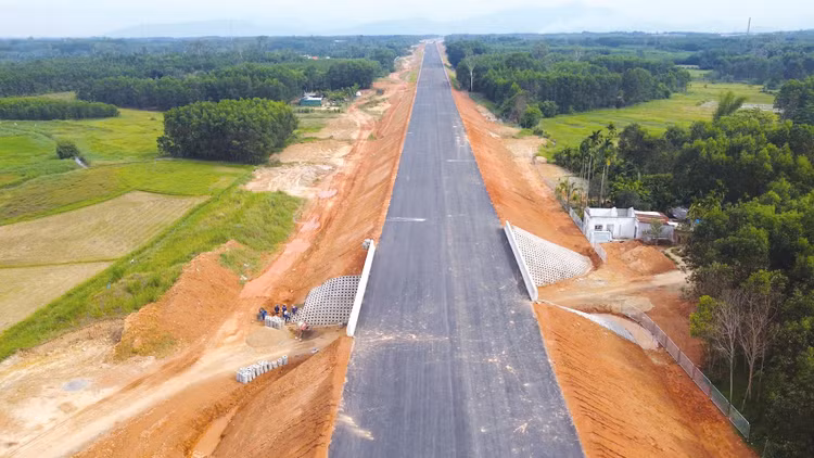 Nhiều đoạn tuyến trên cao tốc Quảng Ngãi - Hoài Nhơn đã được thảm bê tông nhựa. Ảnh: Hà Minh