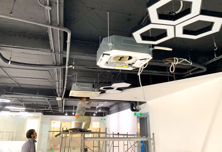 Nghị quyết số 198/2025/QH15 không chỉ mở rộng hạn mức giá trị gói thầu mà còn mở rộng cả loại hình gói thầu dành cho doanh nghiệp nhỏ và vừa. Ảnh: Nhã Chi