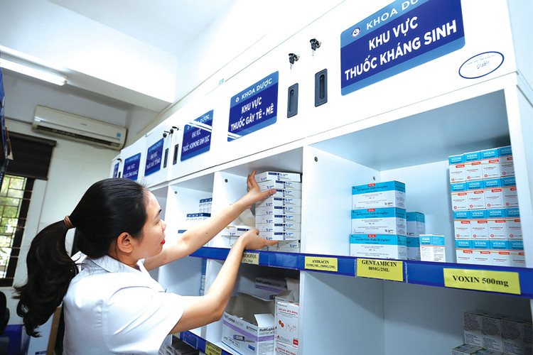 Thủ tướng yêu cầu ban hành các văn bản pháp luật để thể chế hóa Nghị quyết số 30/NQ-CP thực hiện giải pháp bảo đảm thuốc, trang thiết bị y tế trước ngày 10/4/2023. Ảnh: Lê Tiên