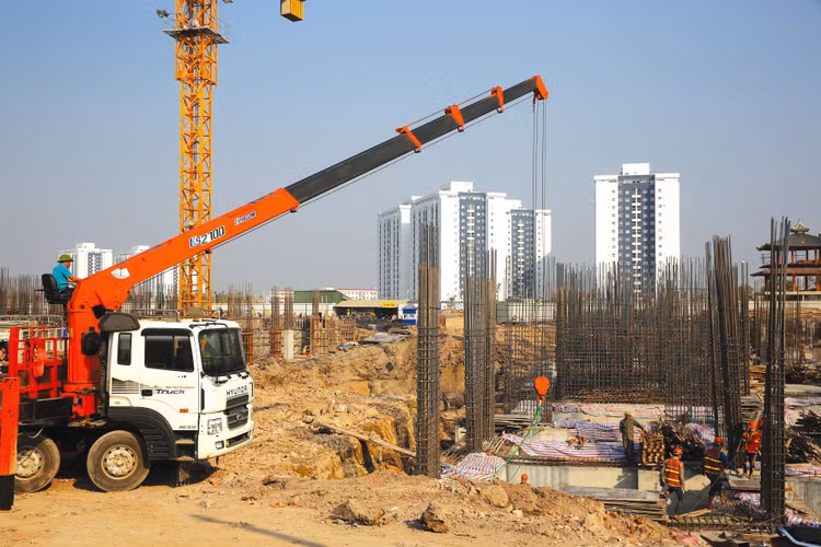 Giá vật liệu xây dựng, chi phí nhân công tăng tác động không nhỏ tới hiệu quả kinh doanh của nhà thầu. Ảnh: Lê Tiên