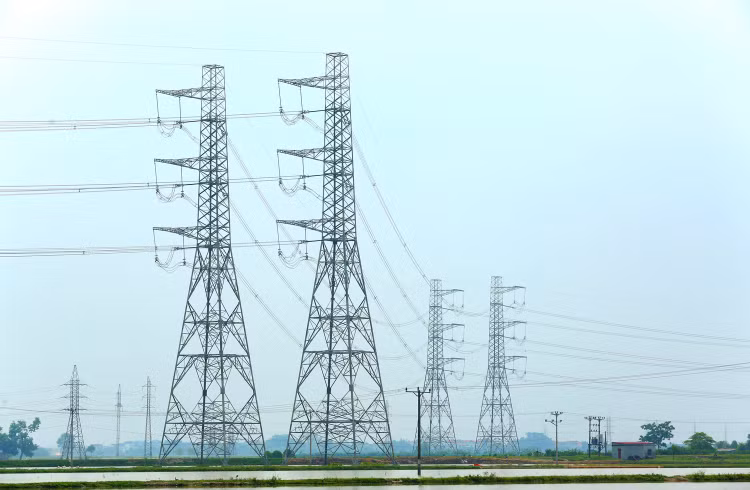 Giai đoạn 2021 - 2030, tổng vốn đầu tư phát triển nguồn và lưới điện truyền tải ước tính là 134,7 tỷ USD. Ảnh: Nhã Chi