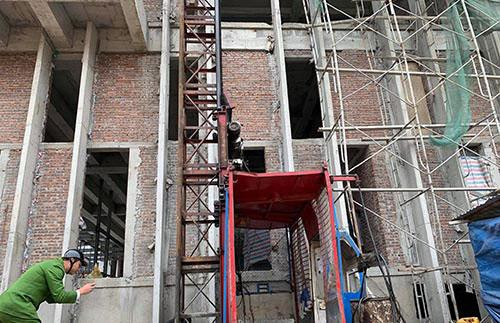 Nguyên nhân xảy ra sự cố thiết bị vận thăng là do gãy trục bánh răng ăn khớp với thanh răng, trong khi đó phanh chống rơi của vận thăng không hoạt động. Ảnh: St