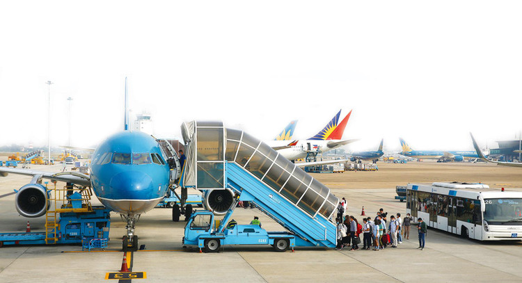 Các chuyến bay tiếp nối đưa đồng bào mắc kẹt ở vùng dịch về nước. Ảnh: Lê Tiên