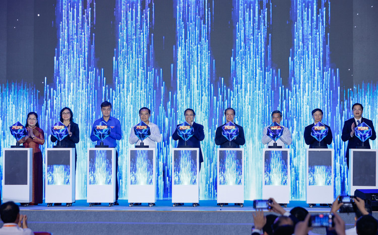 Thủ tướng Phạm Minh Chính và các đại biểu thực hiện nghi thức khai mạc Ngày hội Khởi nghiệp quốc gia của học sinh, sinh viên lần thứ 7 - Ảnh: VGP/Nhật Bắc