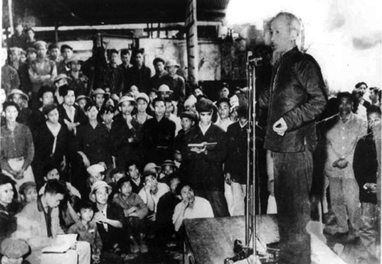 Bác Hồ nói chuyện với công nhân Nhà máy Cơ khí Duyên Hải ngày 15/3/1961. Ảnh tư liệu