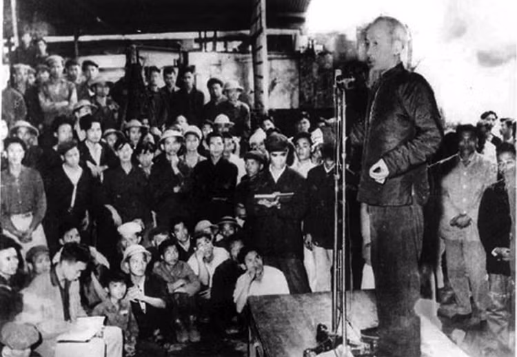 Bác Hồ nói chuyện với công nhân Nhà máy Cơ khí Duyên Hải ngày 15/3/1961. Ảnh tư liệu