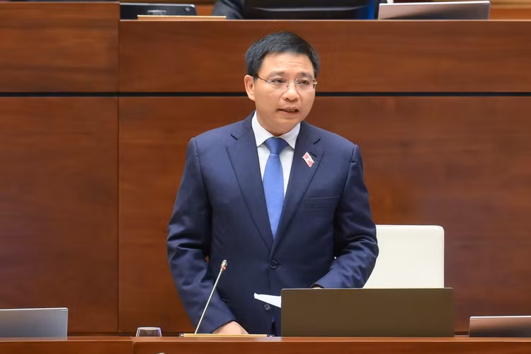 Bộ trưởng Nguyễn Văn Thắng cho biết, Luật Hỗ trợ doanh nghiệp vừa và nhỏ năm 2017 đã có quy định về chính sách hỗ trợ các hộ kinh doanh chuyển đổi lên doanh nghiệp. Tuy nhiên, sau hơn 7 năm triển khai, số lượng chuyển đổi của các hộ kinh doanh thành doanh nghiệp không nhiều.