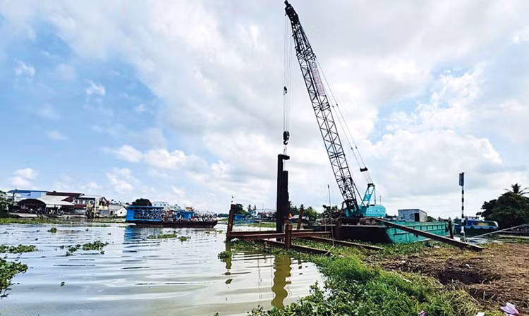 Cầu Giải phóng 9, TP. Rạch Giá (tỉnh Kiên Giang) được khởi công xây dựng ngày 19/4/2025 theo đúng kế hoạch. Ảnh: Trần Hiếu