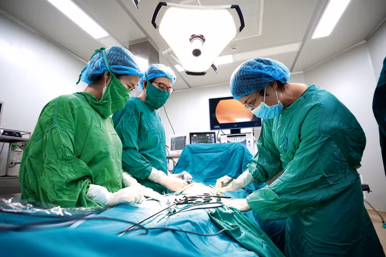 Dựa trên thông tư hướng dẫn của Bộ Y tế, các cơ sở y tế tự quyết định về xây dựng giá dịch vụ chăm sóc sức khỏe, khám chữa bệnh theo yêu cầu tại cơ sở mình. Ảnh: Lê Tiên