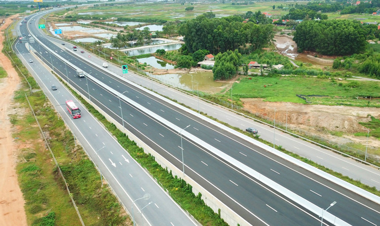 Chính phủ đề xuất một số chính sách nhằm huy động tối đa nguồn lực cho đầu tư xây dựng, góp phần thực hiện đột phá chiến lược về hạ tầng, nhất là hạ tầng giao thông. Ảnh: Lê Tiên