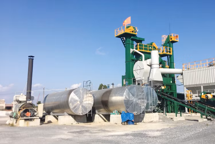 Hồ sơ mời thầu yêu cầu nhà thầu có trạm trộn bê tông nhựa cách chân công trình từ 100 km trở xuống. Ảnh minh họa: Phú Lâm