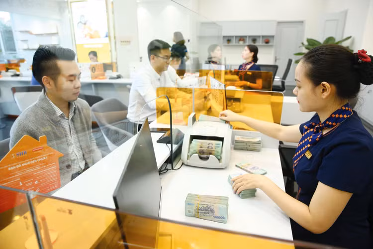 Đà tăng lãi suất huy động của ngân hàng thương mại sẽ tiếp diễn nếu không kiềm chế được lạm phát. Ảnh: LTT