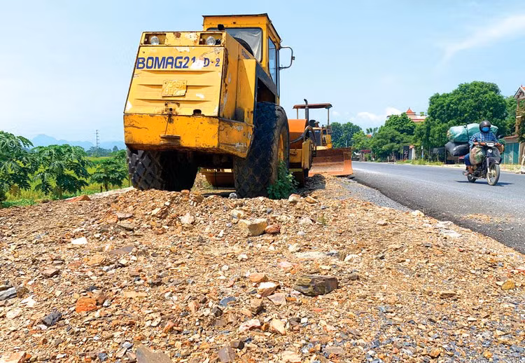 Tiến độ giải ngân các dự án vốn vay nước ngoài chậm chủ yếu do việc thực hiện giãn cách kéo dài làm gián đoạn hoạt động sản xuất, thi công. Ảnh: Lê Tiên