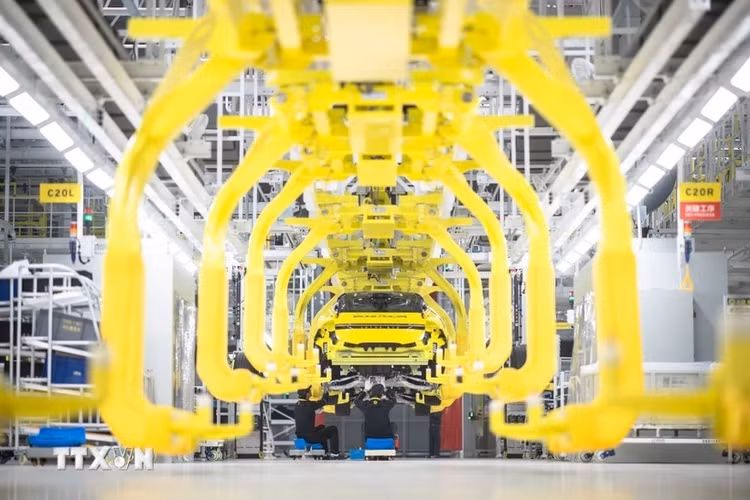 Công nhân làm việc trong nhà máy sản xuất ô tô ở khu công nghiệp Vũ Hán, Trung Quốc. (Ảnh: THX/TTXVN)