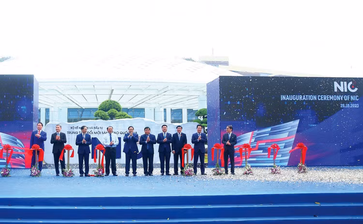 Thủ tướng Phạm Minh Chính cùng Bộ trưởng Bộ Kế hoạch và Đầu tư Nguyễn Chí Dũng và lãnh đạo một số bộ, ngành khai trương Trung tâm Đổi mới sáng tạo Quốc gia (cơ sở Hòa Lạc), với mục tiêu tạo môi trường nghiên cứu, làm việc cho các nhân sự tài năng, góp sức phát triển đất nước. Ảnh: Lê Tiên