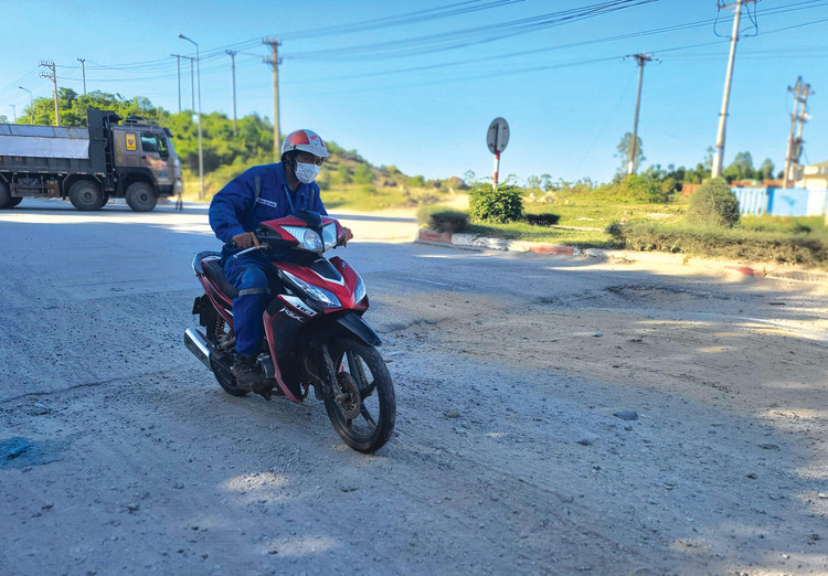 Hạ tầng giao thông tại Khu kinh tế Dung Quất đã xuống cấp. Ảnh: Minh Nguyệt