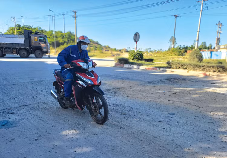 Hạ tầng giao thông tại Khu kinh tế Dung Quất đã xuống cấp. Ảnh: Minh Nguyệt