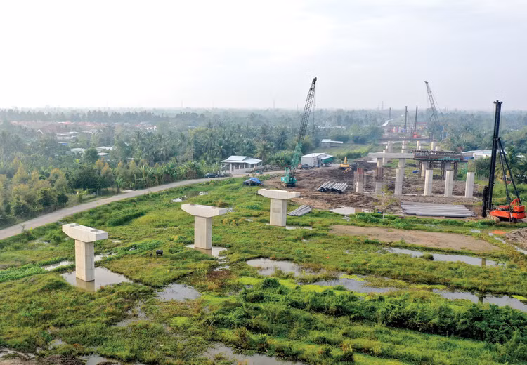 Sau khi khởi công, 2 dự án thành phần của cao tốc Cần Thơ - Cà Mau đều gặp khó khăn trong thời gian dài vì thiếu vật liệu. Ảnh: Lê Tiên