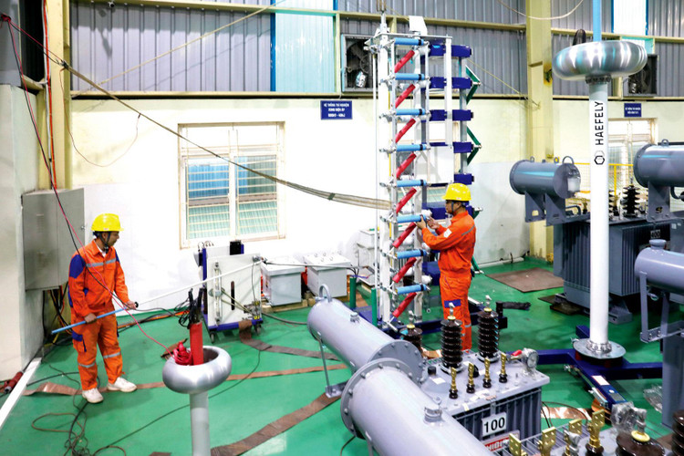 Đội ngũ kỹ thuật NPCETC làm chủ thiết bị thử nghiệm xung áp 800 kV