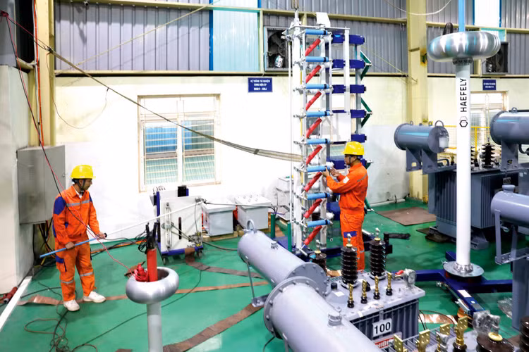 Đội ngũ kỹ thuật NPCETC làm chủ thiết bị thử nghiệm xung áp 800 kV