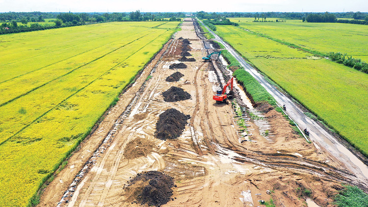 Phó Thủ tướng Nguyễn Hòa Bình đề nghị các địa phương giải quyết dứt điểm vướng mắc liên quan đến mặt bằng, nguồn vật liệu cho các dự án cao tốc. Ảnh: Lê Tiên