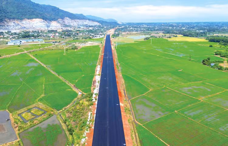 Cao tốc Bến Lức - Long Thành và cao tốc Biên Hòa - Vũng Tàu dự kiến hoàn thành trong năm 2025. Ảnh: Trường Hà