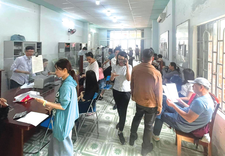 Phòng Công chứng tại khu vực thị xã Điện Bàn (tỉnh Quảng Nam) những ngày qua nhộn nhịp người mua bán bất động sản. Ảnh: Minh Hạnh