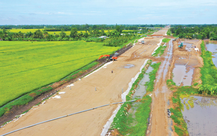 Theo Bộ Xây dựng, để bảo đảm tiến độ hoàn thành Dự án cao tốc Châu Đốc - Cần Thơ - Sóc Trăng trong năm 2026 thì tháng 8/2025 phải cơ bản hoàn thành đắp gia tải. Ảnh minh họa: Tiên Giang