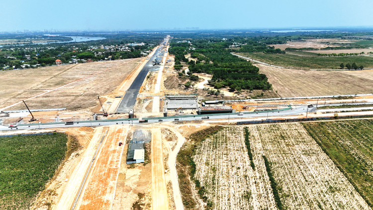 Dự án thành phần 3 Vành đai 3 TP.HCM đoạn qua tỉnh Đồng Nai có 3 gói thầu xây lắp thì 2 gói bị Chủ đầu tư cảnh báo chậm tiến độ. Ảnh: Phạm Tùng