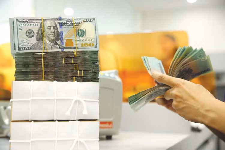 Việc Cục Dự trữ liên bang Mỹ giữ lãi suất ở mức cao khiến dòng vốn có xu hướng đổ về Mỹ, gây áp lực lên tỷ giá USD/VND. Ảnh: Lê Tiên