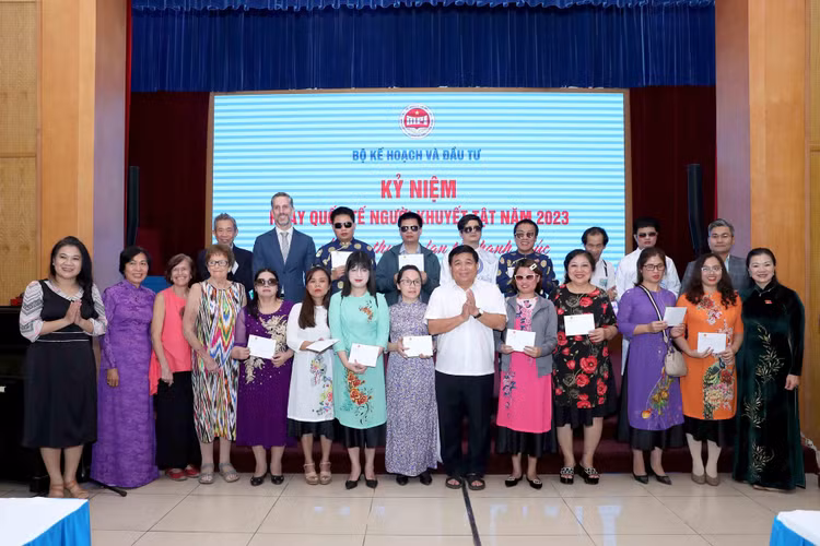 Trân trọng những cống hiến âm thầm của Giáo sư Tôn Thất Triêm, Bộ trưởng Nguyễn Chí Dũng mong muốn tình yêu thương và sự tử tế sẽ lan tỏa đến thật nhiều người trong xã hội