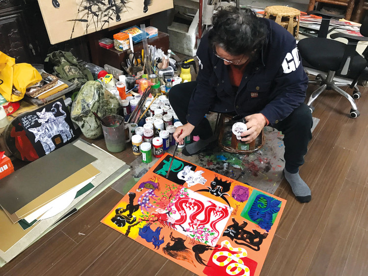 Họa sĩ Lê Trí Dũng vẽ tranh con giáp