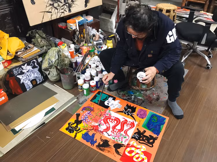 Họa sĩ Lê Trí Dũng vẽ tranh con giáp