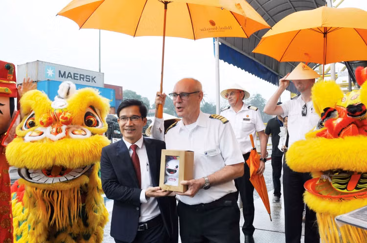 Đại diện Sở Du lịch Đà Nẵng đón Thuyền trưởng và du khách tàu Westerdam cập cảng Tiên Sa trong ngày đầu năm mới 2024