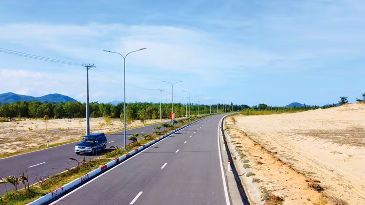 Toàn bộ các dự án đường ven biển được các địa phương triển khai từ cuối năm 2021 đến nay đều áp dụng đấu thầu qua mạng để lựa chọn nhà thầu. Ảnh: Thanh Quân