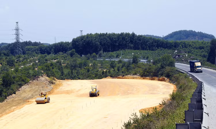 Nhiều địa phương khẳng định phấn đấu giải ngân hết 100% kế hoạch vốn đầu tư công năm 2021. Ảnh: Tường Lâm