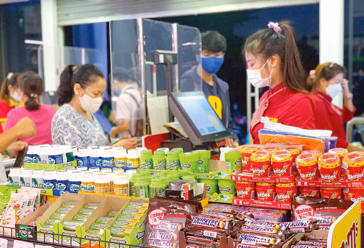 Mức giảm trừ gia cảnh trong tính thuế thu nhập cá nhân hiện nay được cho là không theo kịp biến động giá cả và mức sống của người dân. Ảnh: Tiên Giang