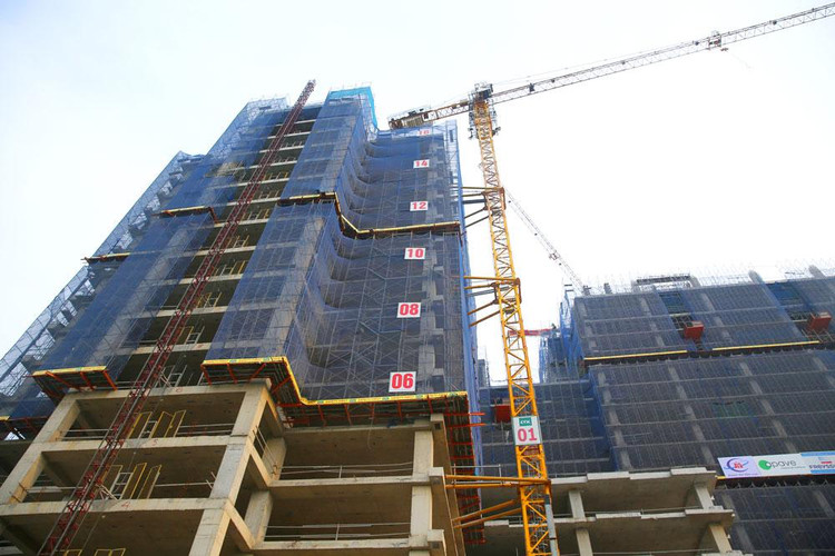 Giá vật liệu xây dựng tăng liên tục khiến nhà thầu càng làm càng lỗ. Ảnh: Tiên Giang