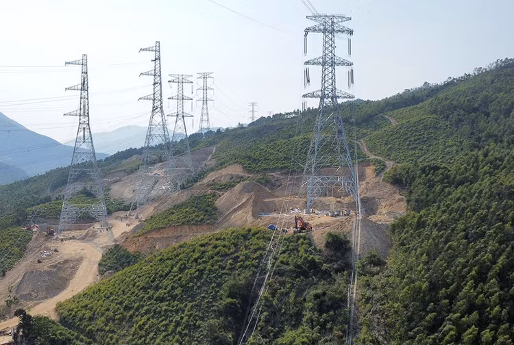 Những khoảng néo đầu tiên Dự án Đường dây 500kV mạch 3 đã hoàn thành dựng cột, kéo dây