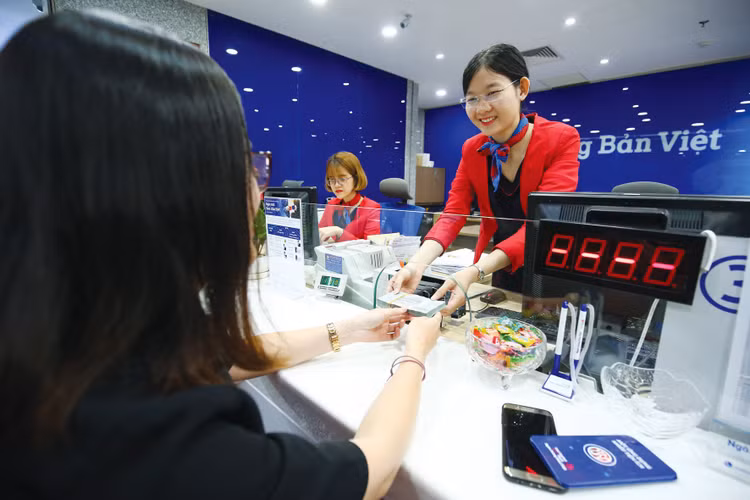 Việc giảm lãi suất là không dễ dàng bởi vì áp lực lạm phát năm tới rất lớn và mặt bằng lãi suất thế giới chưa chắc chắn sẽ giảm. Ảnh: Lê Tiên