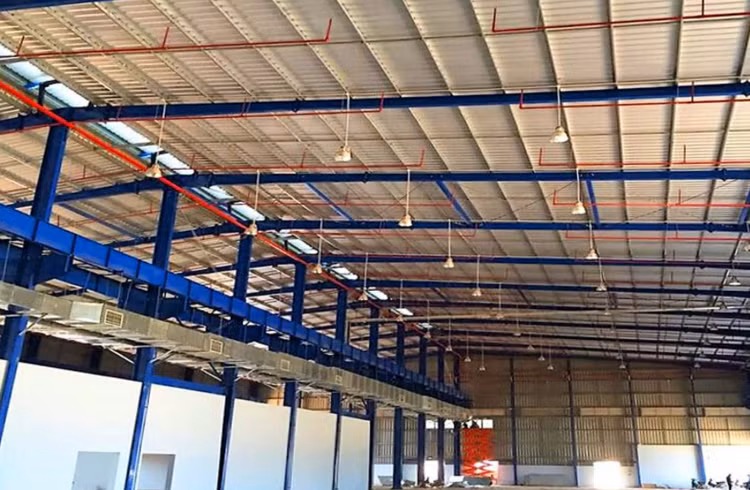 Phạm vi công việc của Gói thầu Xây dựng kho nguyên liệu Nhà máy May 4 là thi công nhà kho bao gồm hạng mục xây dựng và hệ thống phòng cháy chữa cháy. Ảnh minh họa: NC