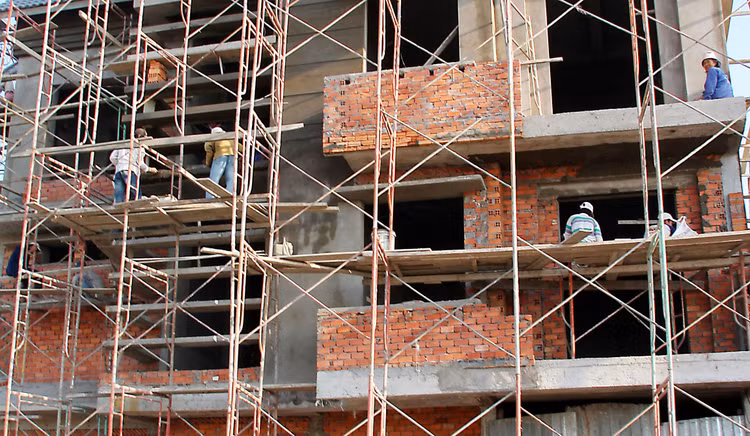 Công ty CP Vật liệu xây dựng Bến Tre tự ý ký hợp đồng giao khoán thực hiện phần công việc có giá trị vượt quá 10% giá trị hợp đồng của 2 gói thầu xây trường học tại Bến Tre. Ảnh minh họa: Tường Lâm