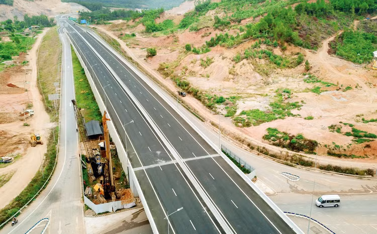 Nhiều đại biểu Quốc hội kỳ vọng giai đoạn tới việc thu hút nguồn lực tư nhân cho các dự án lớn theo phương thức PPP cần được triển khai hiệu quả hơn. Ảnh: Lê Tiên