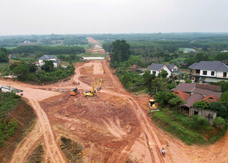 Đường Hùng Vương đoạn qua huyện Triệu Phong (tỉnh Quảng Trị) vẫn chưa thành hình. Ảnh: Hà Minh