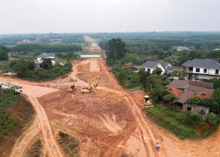 Đường Hùng Vương đoạn qua huyện Triệu Phong (tỉnh Quảng Trị) vẫn chưa thành hình. Ảnh: Hà Minh