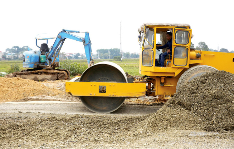 Trong 6 tháng đầu năm 2021, có 33 dự án thực hiện điều chỉnh chủ trương đầu tư hoặc điều chỉnh hiệp định vay, trong đó bộ, cơ quan trung ương là 12 dự án, địa phương là 21 dự án. Ảnh: Đông Giang