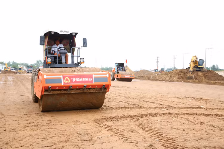 Việc đẩy nhanh tốc độ giải ngân đầu tư công sẽ hỗ trợ cho tổng cầu trong ngắn hạn, kích thích tăng trưởng GDP. Ảnh: Lê Tiên