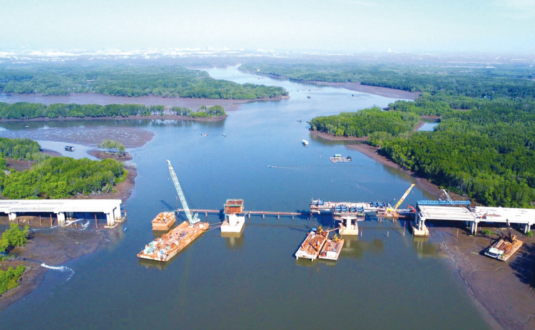 Dự án cao tốc Bến Lức - Long Thành được tái khởi động đầu năm 2023 và dự kiến hoàn thành cuối quý III/2025. Ảnh: Phạm Tùng