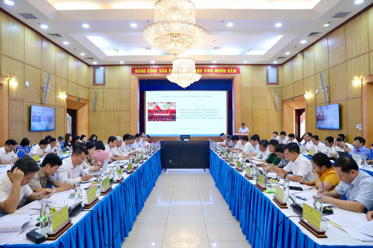 Tổ Biên tập của Tiểu ban Kinh tế - Xã hội họp phiên toàn thể ngày 7/8/2024. Ảnh: Đức Trung